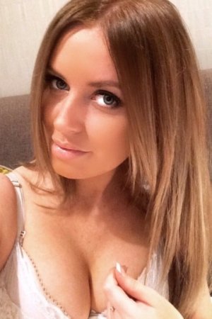 Coralyn adult dating in Oxford